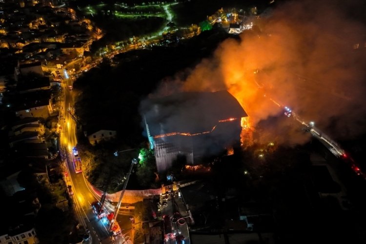 Metruk bina gece saatlerinde alevlere teslim oldu!