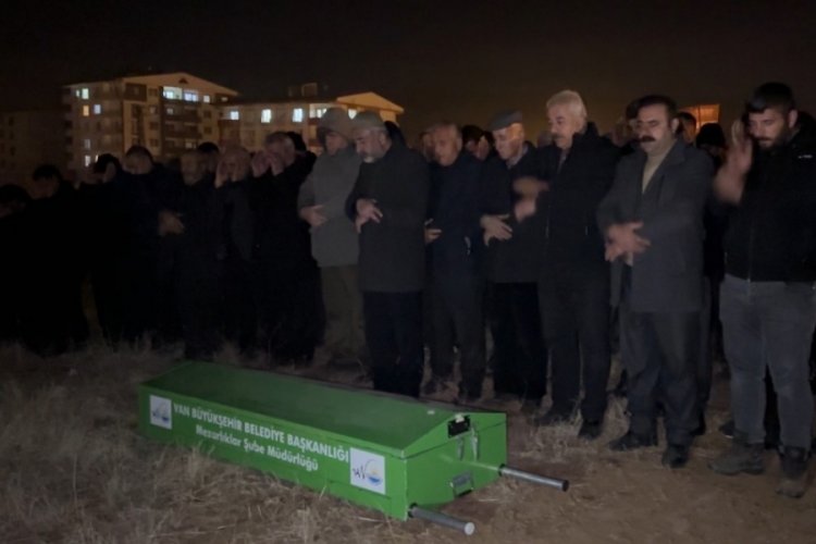 Baraja u&ccedil;an ara&ccedil;ta hayatını kaybeden 22 yaşındaki Cihat g&ouml;zyaşları arasında toprağa verildi