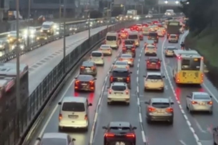 İstanbul yağmurlu bir g&uuml;ne uyandı: Trafik yoğunluğu y&uuml;zde 80 oldu