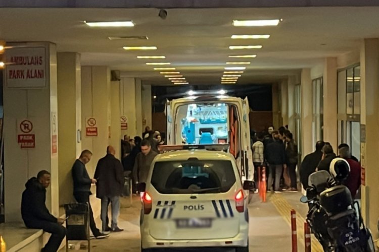 İki otomobil kafa kafaya &ccedil;arpıştı: &Ouml;l&uuml; ve yaralılar var