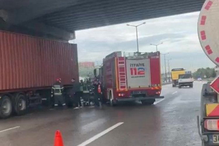 Kendi kullandığı TIR'ın altında kaldı