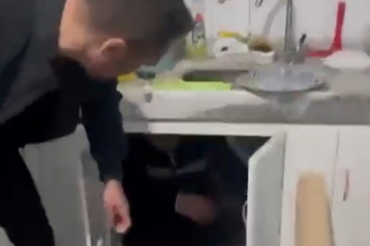 Firari h&uuml;k&uuml;ml&uuml; mutfak dolabında yakalandı