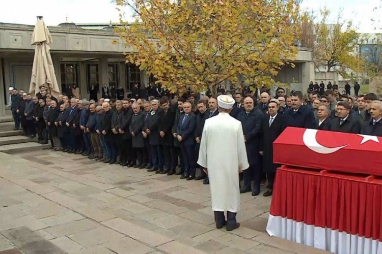 Vefat eden eski milletvekili &Ouml;zt&uuml;rk i&ccedil;in TBMM'de t&ouml;ren