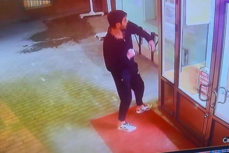 Cami kapısını yumruklayan zanlı tutuklandı