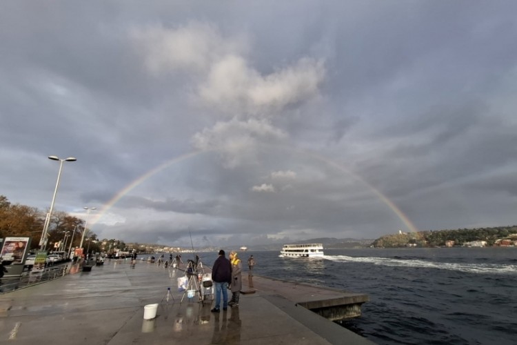 İstanbul Boğazı'nda g&ouml;kkuşağı s&uuml;rprizi