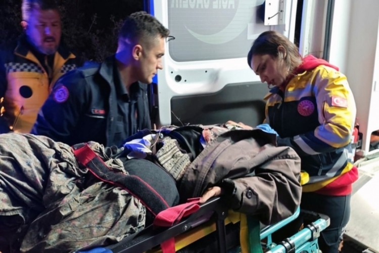 Devrilen trakt&ouml;r&uuml;n altında kalan kadın yaralandı
