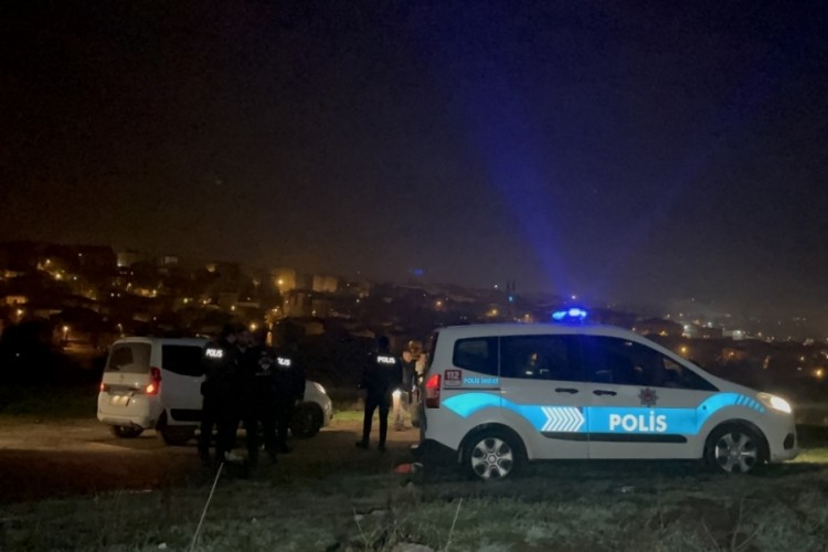 Polisi g&ouml;r&uuml;nce elindeki silahla tarlaya girerek ka&ccedil;an şahıs yakalandı
