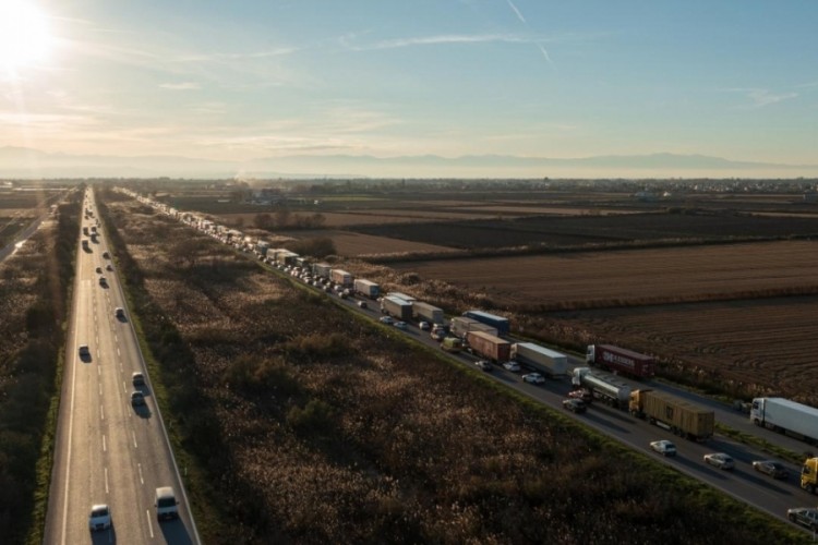 Yunanistan'da &ccedil;ift&ccedil;iler Atina-Selanik yolunu trafiğe kapattı