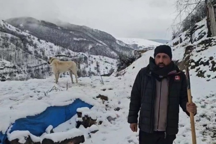 Erzincan'ın Refahiye il&ccedil;esinde kar yağışı etkili oldu