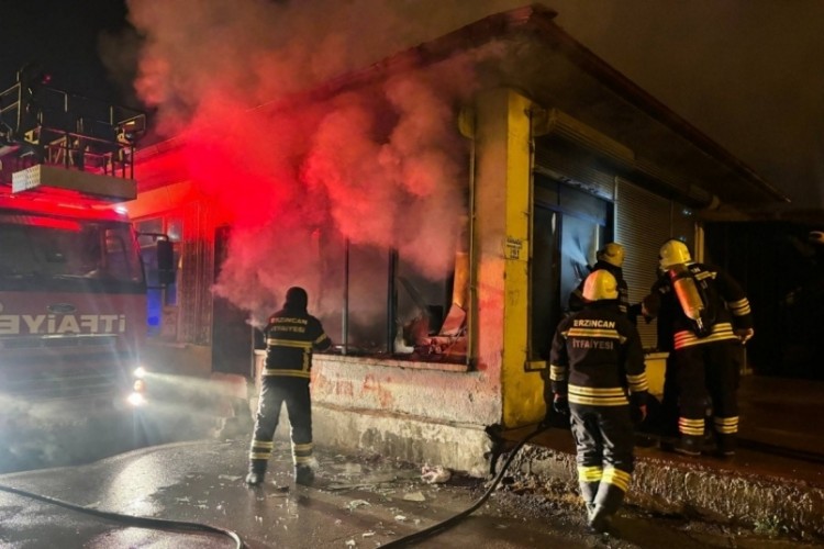 Gece yarısı iş yeri yangını: Kepenkler ve camlar kırıldı