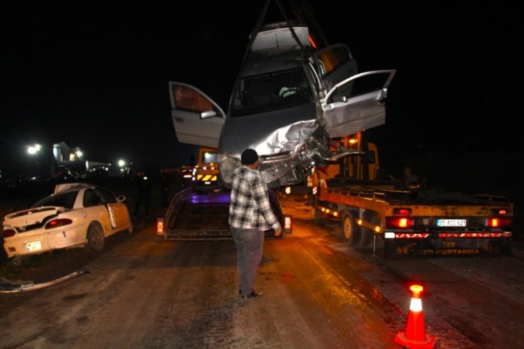 İki otomobil kafa kafaya &ccedil;arpıştı: 8 yaralı