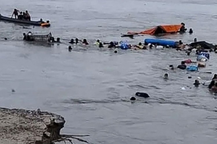 Peru'da toprak kayması sonucu batan iki yolcu teknesinde onlarca &ouml;l&uuml; ve kayıp var