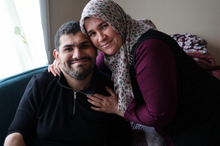 Boynuna batan tel engelli bıraktı, 24 yıldır mutluluk h...