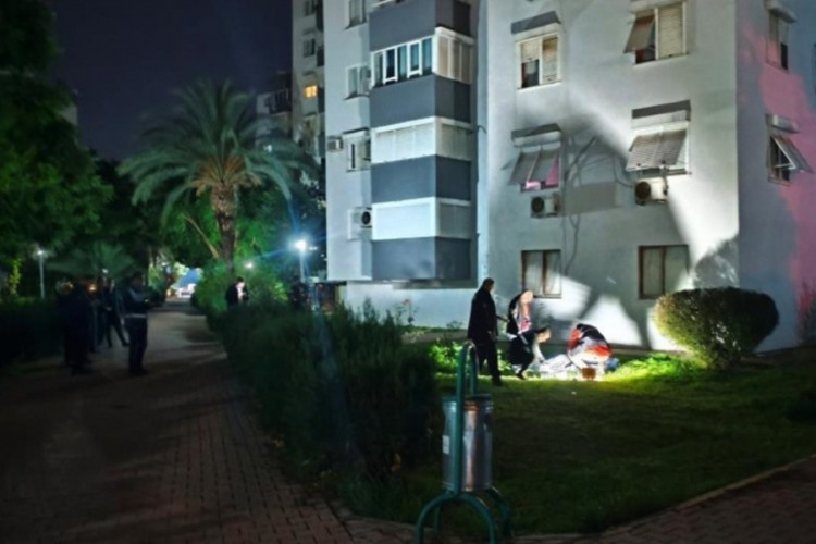 Yaşlı kadının feci &ouml;l&uuml;m&uuml;! 8'inci kattaki dairenin camından d&uuml;şt&uuml;