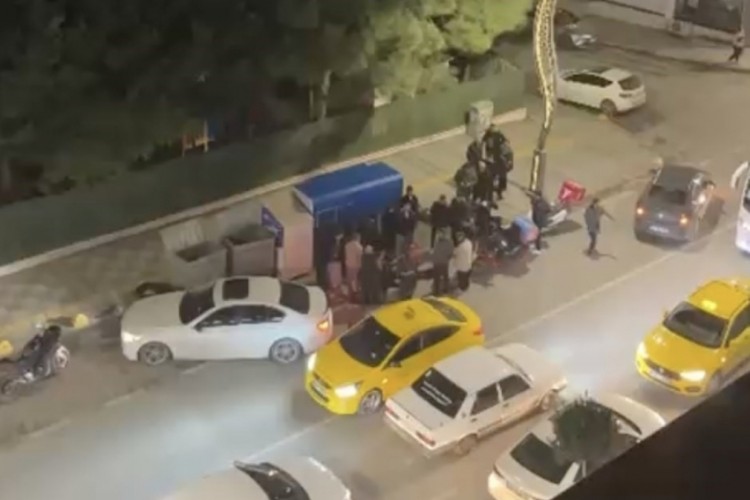 Otomobille &ccedil;arpışan motosikletin s&uuml;r&uuml;c&uuml;s&uuml; yaralandı
