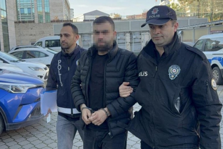 Aracıyla kırmızı ışıkta bekleyen İl Başkanına saldırı!