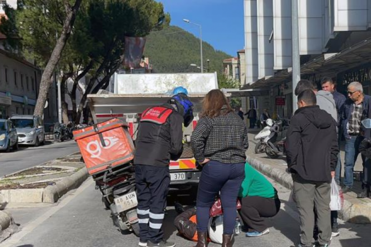 &Ccedil;&ouml;p kamyonuna &ccedil;arpan Motokurye yaralandı