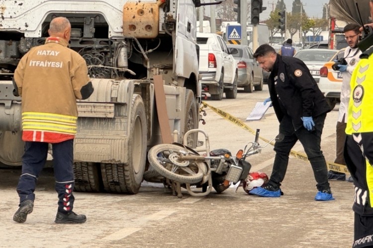 Tır ile &ccedil;arpışan motosikletteki anne ve 2 aylık bebeği &ouml;ld&uuml;