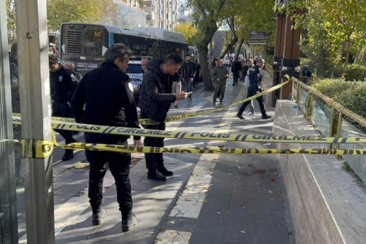 Eşini rahatsız eden adama tuzak kurup ayağından vurdu