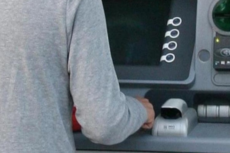 Kartını yutan ATM'ye sinirlendi, g&uuml;venlik g&ouml;revlisini bı&ccedil;akladı
