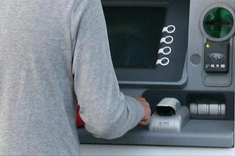 Kartını yutan ATM'ye sinirlendi, g&uuml;venlik g&ouml;revlisini bı&ccedil;akladı