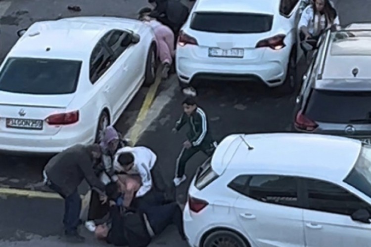 Adliye &ouml;n&uuml;nde iki aile arasında yumruk yumruğa kavga &ccedil;ıktı