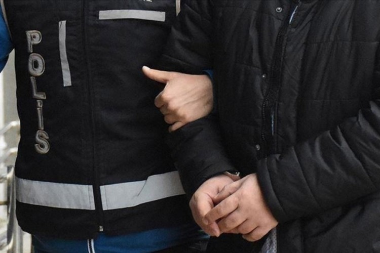 Kendisini polis olarak tanıtarak 5,5 milyon liralık ziynet eşyasını dolandırdı