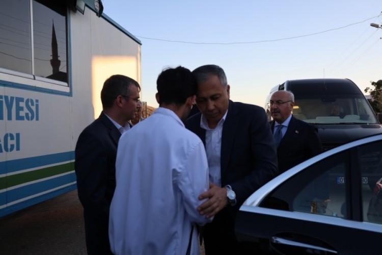 Bakan Yerlikaya, Kozan'da taziye ziyaretinde bulundu