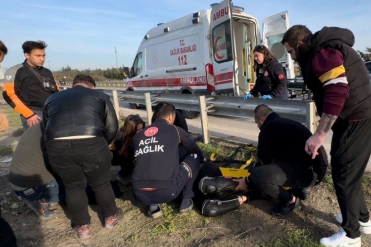 Motosikletle bariyere &ccedil;arpan &uuml;niversite &ouml;ğrencisi ağır yaralandı