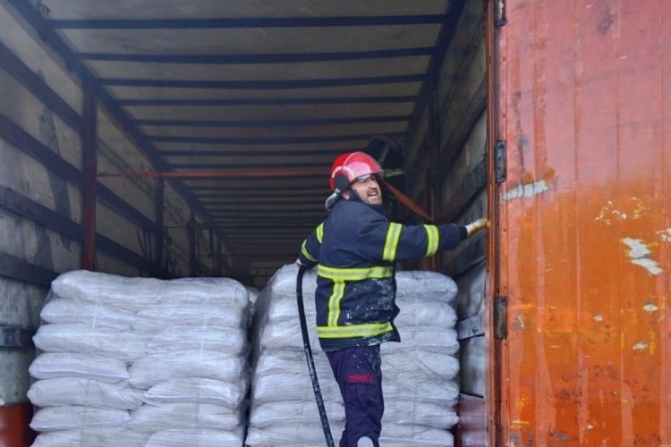 Seyir halindeki soya y&uuml;kl&uuml; tırda yangın &ccedil;ıktı
