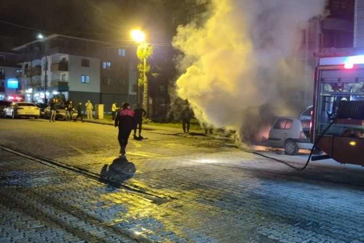 &Ccedil;alıştırdığı aracı bir anda alev aldı, s&uuml;r&uuml;c&uuml; son anda kurtuldu