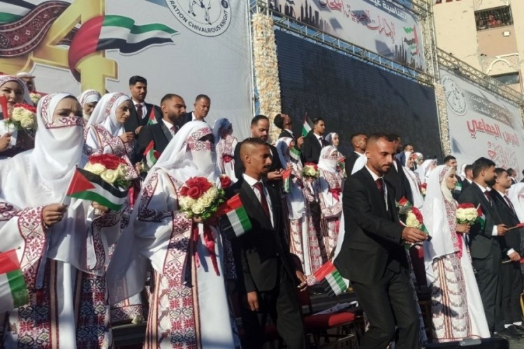 Gazze'de 54 &ccedil;ift savaşın g&ouml;lgesinde d&uuml;nya evine girdi