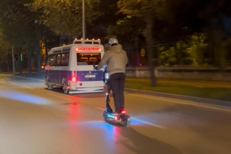 Bursa'da tehlikeli scooter yolculuğu! Kazaya davetiye &ccedil;ıkardılar...