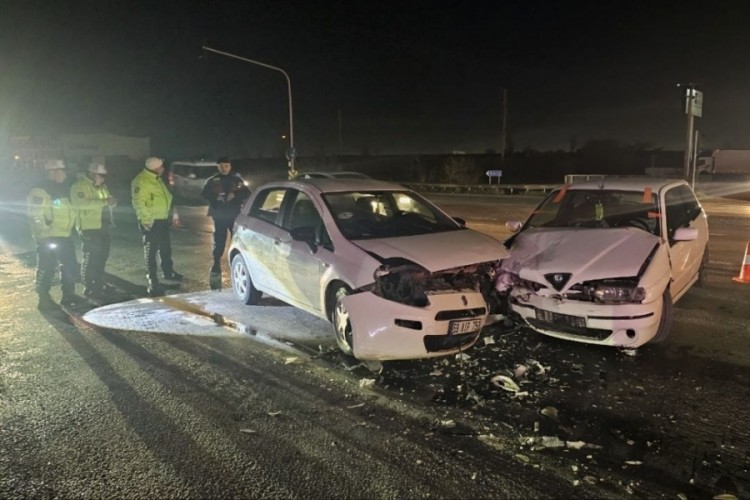 Kırmızı ışık ihlali kazaya neden oldu: 2 yaralı