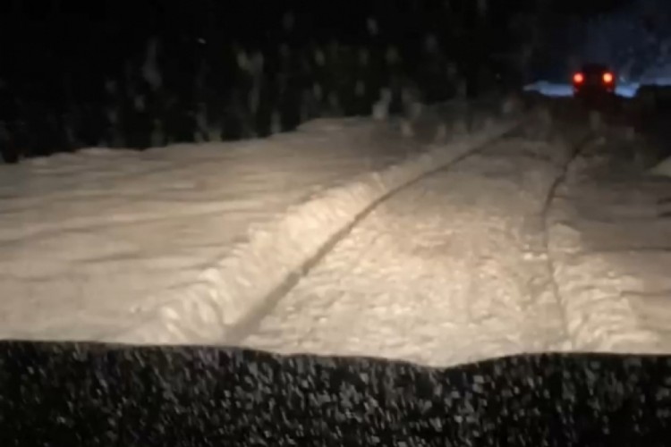 Rize'nin y&uuml;ksek kesimlerinde yoğun kar yağışı etkili oldu