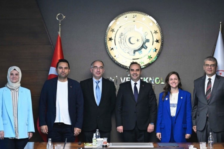 Bakan Kacır, T&uuml;rk akademisyenlerin uluslararası başarısına tebrik etti