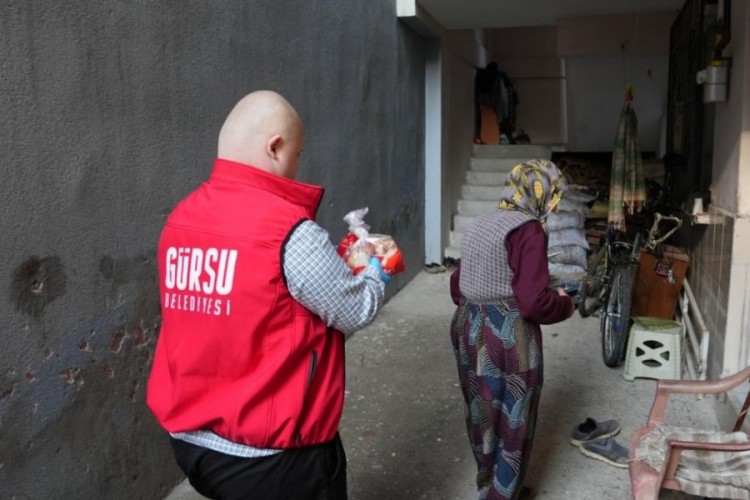 Bursa Gürsu'nun gülen yüzü Mesut yemek dağıtımında