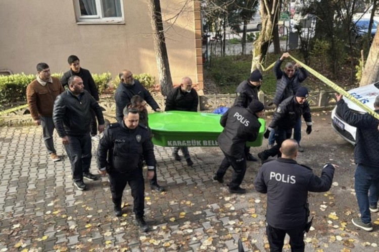 Karab&uuml;k'te gen&ccedil; adam yolda &ouml;l&uuml; bulundu