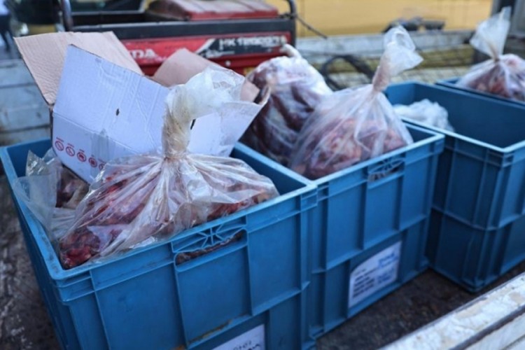 Yolcu otob&uuml;s&uuml;nde gıda skandalı: &Ccedil;eyrek ton ete el konuldu