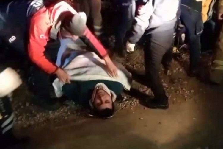 U&ccedil;uruma yuvarlanan motosikletliyi ekipler kurtardı