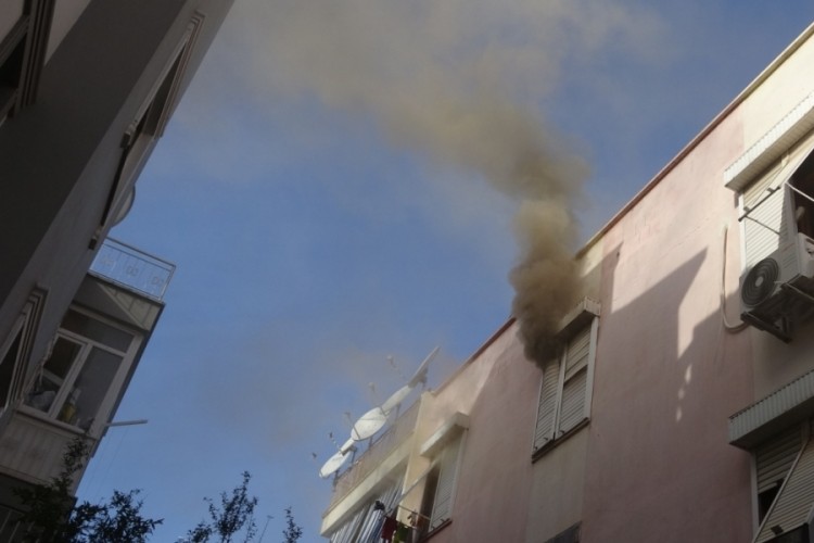 Yangına uykuda yakalandı, dumandan etkilendi