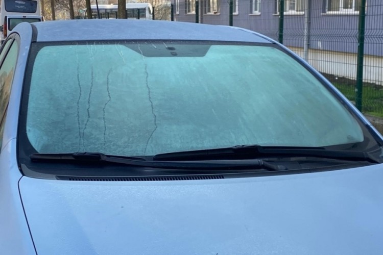 Bolu'da soğuktan ara&ccedil;ların camları buz tuttu