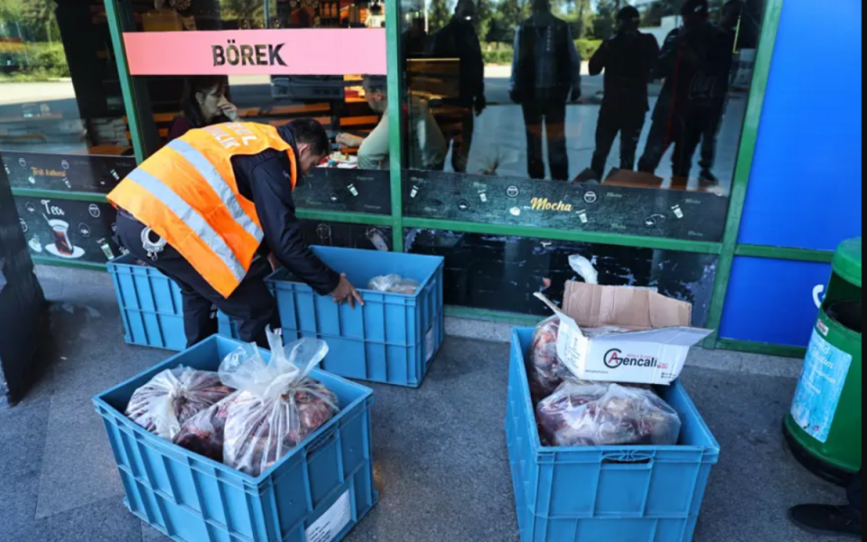 Otob&uuml;s bagajından kilolarca ka&ccedil;ak et &ccedil;ıktı