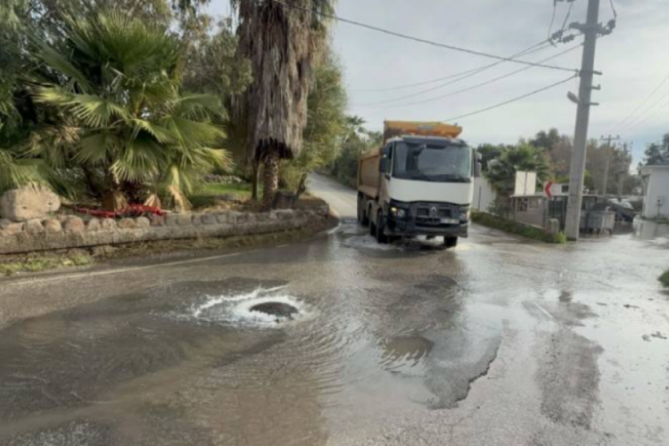 Bodrum'da isale hattı patladı; cadde g&ouml;le d&ouml;nd&uuml;, evleri su bastı