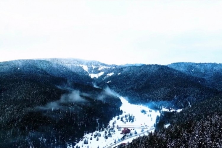 Beyaza b&uuml;r&uuml;nen Ilgaz Dağı havadan g&ouml;r&uuml;nt&uuml;lendi