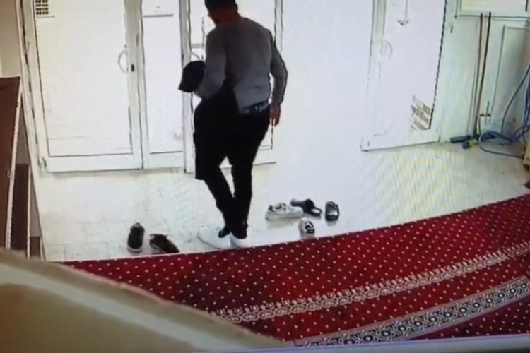 Camide ayakkabı ve mont hırsızlığı kamerada