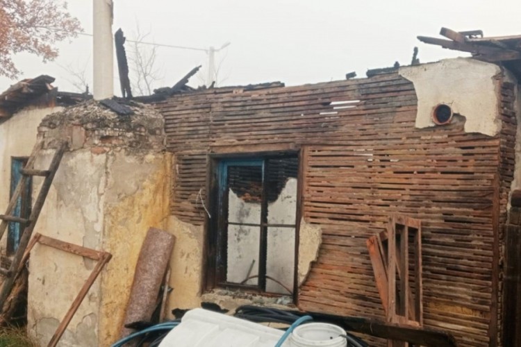 Hisarcık'ta &ccedil;ıkan yangında deprem konutu kullanılmaz hale geldi
