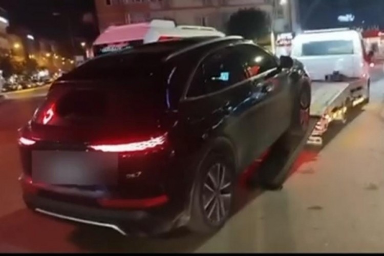 &Ccedil;akar takılan ara&ccedil; trafikten men edildi! S&uuml;r&uuml;c&uuml;ye ceza kesildi, ehliyetine el konuldu...