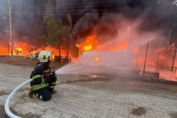 Muğla'da koydaki karavanda &ccedil;ıkan yangın, diğerlerine sı&ccedil;radı