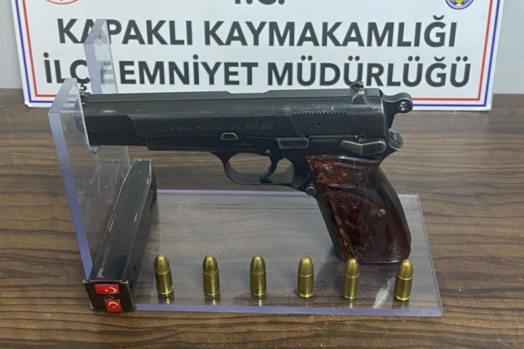 Ruhsatsız tabanca taşıyan 2 şahıs polis engeline takıldı